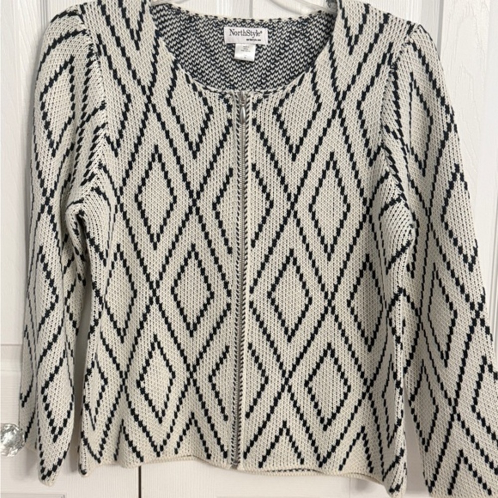 NorthStyle Navy and Cream Diamond Pattern Sweater Sz M  with Zipper EUC CZ